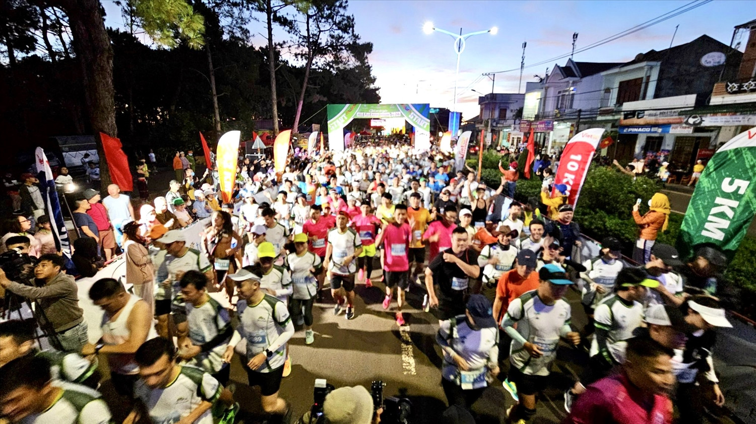 Hàng ngàn vận động viên tranh tài tại giải chạy Gia Lai City Trail 2023