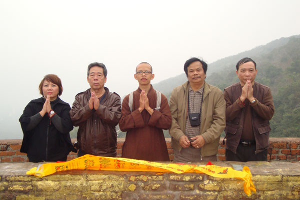 Cầu nguyện ở hương thất Đức Phật