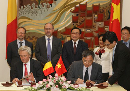 Phó Thủ tướng Hoàng Trung Hải và Phó Thủ tướng Bỉ Johan Vande Lanotte đã chứng kiến Lễ ký kết Hợp đồng Dự án vệ tinh VN RED SAT 1B. Ảnh: VGP/Lê Tuấn