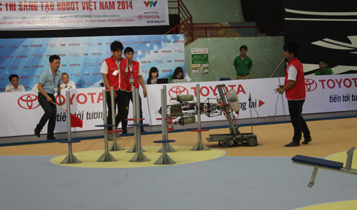 Đội thi trình diễn robot tại buổi khai mạc sáng nay ở Hà Nội. Ảnh do BTC cung cấp.