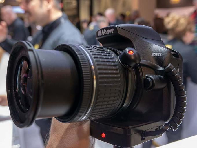 Nikon D3500 - máy DSLR giá rẻ cạnh tranh với Sony, Fujifilm