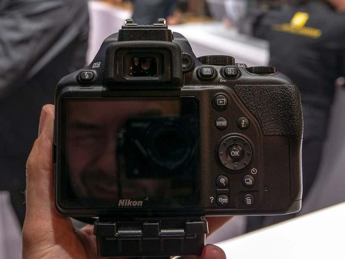 Nikon D3500 - máy DSLR giá rẻ cạnh tranh với Sony, Fujifilm