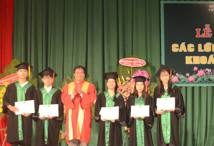 Hiệu trưởng Trường Cao đẳng Du lịch Đà Lạt tặng giấy khen cho các học sinh có thành tích xuất sắc toàn khóa học