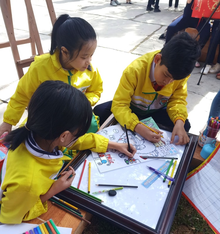 Các đội thi vẽ tranh cổ động