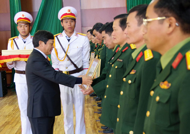 Các tập thể, cá nhân được khen thưởng vì có thành tích xuất sắc trong xây dựng nền quốc phòng toàn dân