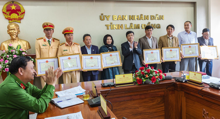 Chủ tịch UBND tỉnh tặng bằng khen cho các tập thể đạt thành tích xuất sắc trong công tác bảo đảm an toàn giao thông năm 2019
