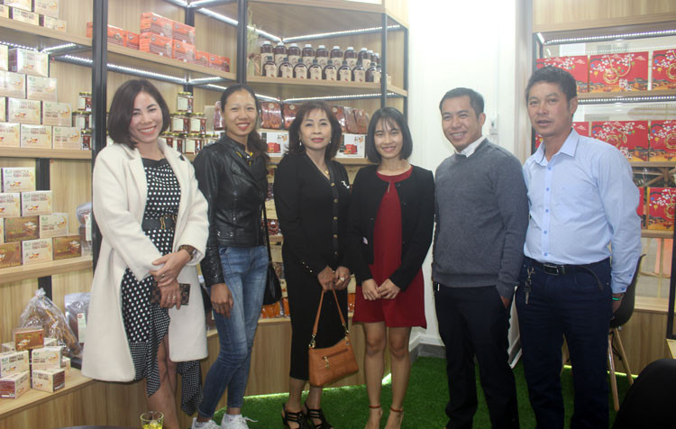 Nhóm Dala Group cùng liên kết để hội tụ và phát triển (phòng trưng bày và bán sản phẩm đặt tại tầng 1 Trung tâm Hành chính tỉnh). Ảnh: N.Thu