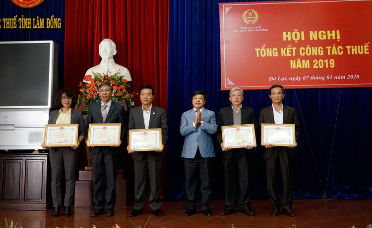 Chủ tịch UBND tỉnh Lâm Đồng Đoàn Văn Việt trao Bằng khen cho các đơn vị có thành tích xuất sắc hoàn thành vượt mức chỉ tiêu thu NSNN năm 2019
