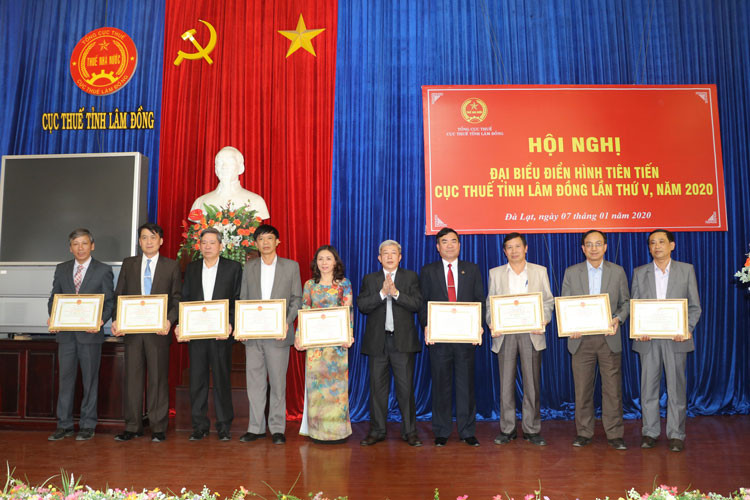 Biểu dương những điển hình trong công tác quản lý thuế năm 2019. Ảnh: L.Hoa