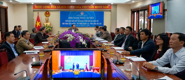 Phó Chủ tịch UBND tỉnh Lâm Đồng Nguyễn Văn Yên và lãnh đạo Sở KHĐT, Đoàn Đại biểu Quốc hội đơn vị tỉnh Lâm Đồng và các sở ngành liên quan tham dự tại điểm cầu Lâm Đồng.