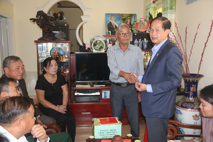 Đồng chí Nguyễn Trọng Ánh Đông - Ủy viên Ban Thường vụ Tỉnh ủy, Chủ tịch Ủy ban MTTQ Việt Nam tỉnh Lâm Đồng tặng quà tết cho gia đình thương binh Bùi Viết Hải 