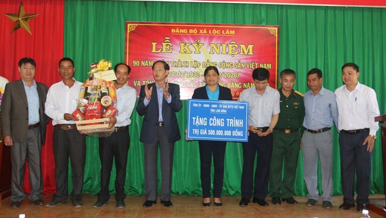 Đồng chí Nguyễn Trọng Ánh Đông - Ủy viên Ban Thường vụ Tỉnh ủy, Chủ tịch Ủy ban MTTQ Việt Nam tỉnh Lâm Đồng trao công trình trị giá 500 triệu đồng cho xã Lộc Lâm