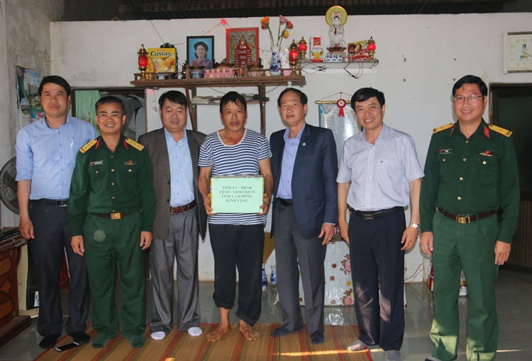 Tặng quà cho bố mẹ Trung úy Hoàng Anh Tiến Dũng - Phó Thuyền trưởng hiện đang công tác tại đảo Đá Lớn thuộc Quần đảo Trường Sa