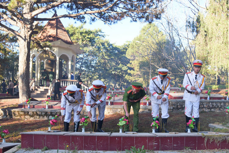 Các đại biểu thắp hương tri ân đến phần mộ các anh hùng liệt sỹ