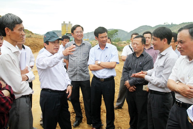 Chủ tịch UBND tỉnh Đoàn Văn Việt kiểm tra tiến độ thi công công trình hồ Đạ Lây (huyện Đạ Tẻh). Ảnh: H.Sang