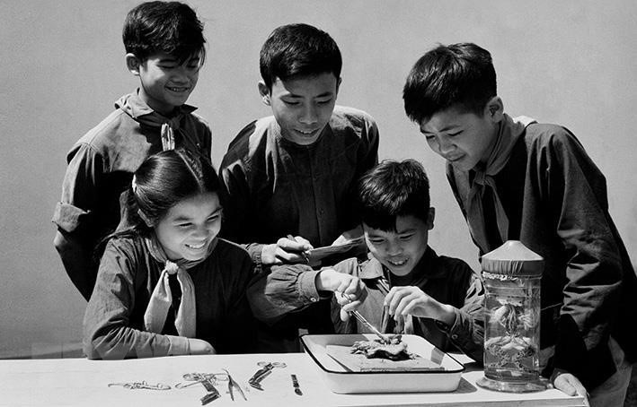 Từ cuối năm 1960, Trường Phổ thông cấp II Bắc Lý (Hà Nam) là lá cờ đầu của ngành Giáo dục trong thực hiện phương châm 'Học phải đi đôi với hành, lý luận gắn với thực tiễn, nhà trường gắn liền với xã hội'. Đây là nơi khởi nguồn của phong trào thi đua 'Hai tốt' (Dạy thật tốt và học thật tốt). Phong trào thi đua 'Trống Bắc Lý' đã nhanh chóng trở thành một trong các phong trào thi đua tiêu biểu của ngành giáo dục giai đoạn bấy giờ.