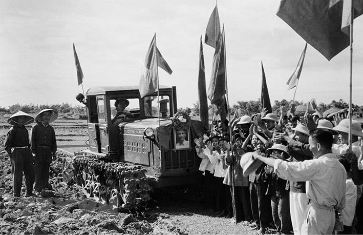 Trong lĩnh vực nông nghiệp, đầu năm 1961 xuất hiện phong trào 'Gió Đại Phong' từ Hợp tác xã nông nghiệp Đại Phong (xã Phong Thủy, huyện Lệ Thủy, tỉnh Quảng Bình). Trong ảnh: Chiếc máy cày của Chủ tịch Hồ Chí Minh tặng thưởng cho HTX Đại Phong (huyện Lệ Thủy, tỉnh Quảng Bình), nơi khởi nguồn phong trào thi đua 'Gió Đại Phong' trong nông nghiệp, thực hiện luống cày đầu tiên (tháng 6/1961) trước sự vui mừng của bà con xã viên.