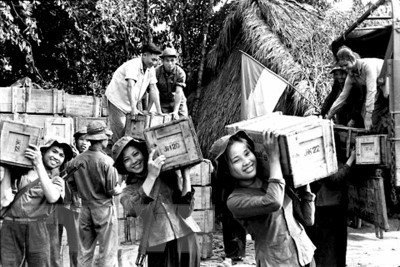 Cùng với phong trào 'Ba sẵn sàng' của thanh niên, phong trào 'Ba nhất' trong quân đội, 'Gió Ðại phong' trong nông nghiệp ở miền Bắc, đầu năm 1965, Ðại hội Ðoàn Thanh niên Nhân dân cách mạng miền Nam đã đề ra phong trào '5 xung phong' chống Mỹ, cứu nước nhằm tập hợp mọi tầng lớp thanh niên ở cả 3 vùng: giải phóng, tạm chiếm và đô thị, để đánh bại 'Chiến tranh cục bộ' của Mỹ.