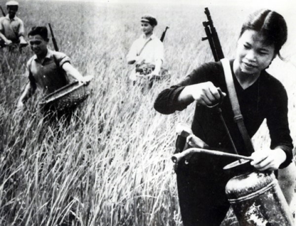 Tháng 11/1965, Tỉnh ủy Quảng Bình phát động phong trào thi đua 'Hai giỏi’(chiến đấu giỏi, sản xuất giỏi) nhằm động viên toàn quân, toàn dân trong tỉnh giương cao ngọn cờ thi đua 'Quyết tâm đánh thắng giặc Mỹ xâm lược'. 'Hai giỏi' trở thành phong trào quần chúng thi đua lập công trên mặt trận chiến đấu và lao động sản xuất của quân và dân Quảng Bình trong suốt kháng chiến chống Mỹ giai đoạn 1965-1975.