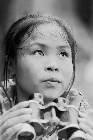 Anh hùng La Thị Tám ngày đêm bám trọng điểm Ngã ba Đồng Lộc (Hà Tĩnh), đếm bom thù, cùng đồng đội phá bom, sửa đường, đảm bảo thông xe ra tiền tuyến đánh Mỹ. Suốt 200 ngày đêm, La Thị Tám đã đếm và cắm tiêu được 1.205 quả bom. Ngày 22/12/1969, La Thị Tám được phong tặng danh hiệu Anh hùng lực lượng vũ trang nhân dân khi mới 20 tuổi.