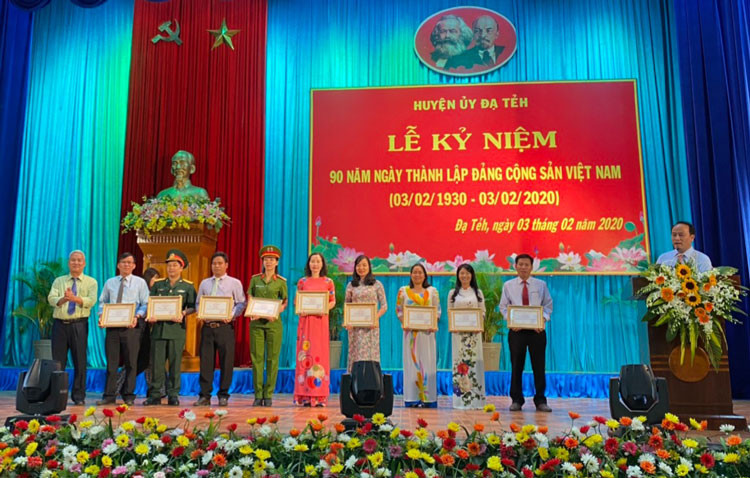 Trao giấy khen cho các cá nhân có thành tích xuất sắc trong tham gia cuộc thi viết “Tìm hiểu 90 năm lịch sử vẻ vang của Đảng Cộng sản Việt Nam”