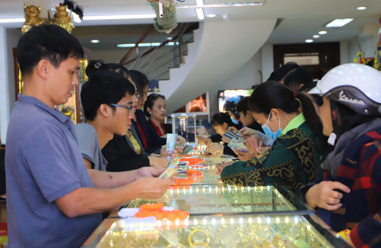 Người dân TP Bảo Lộc háo hức đi mua vàng cầu may trong ngày Thần Tài (mùng 10 tháng Giêng âm lịch)