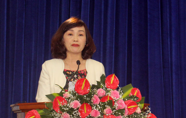 Đồng chí Huỳnh Thị Thanh Xuân, Bí thư Thành ủy - Chủ tịch HĐND thành phố Đà Lạt đọc diễn văn ôn lại truyền thống 90 năm thành lập Đảng Cộng sản Việt Nam