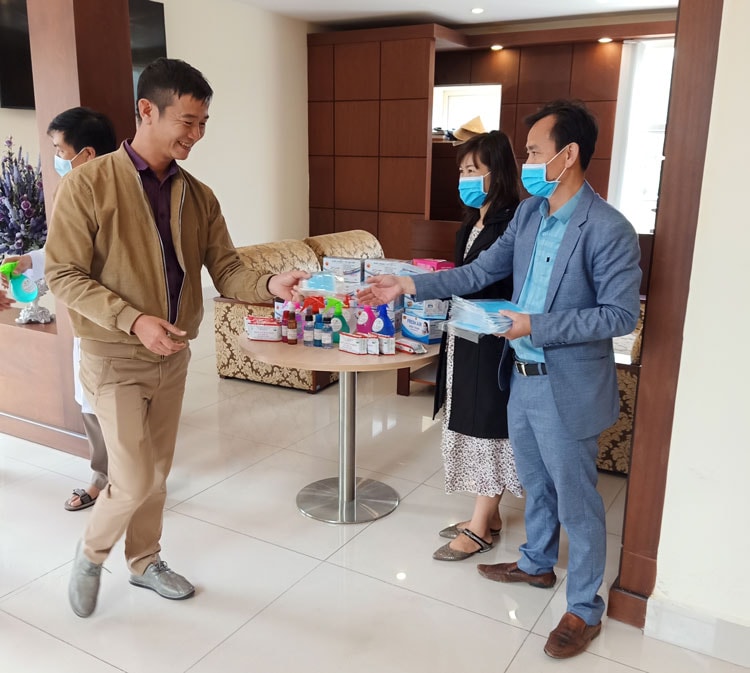 Trường Đại học Đà Lạt phát khẩu trang miễn phí cho cán bộ, giảng viên nhà trường