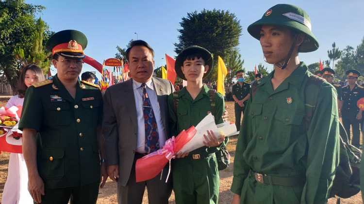 Đồng chí Dương Công Hiệp - Ủy viên Ban Thường vụ Tỉnh ủy, Chủ nhiệm Ủy ban Kiểm tra Tỉnh ủy và Thượng tá Hà Bảo Lộc – Chỉ huy trường Ban Chỉ huy Quân sự Bảo Lộc tặng hoa động viên tân binh lên đường nhập ngũ 