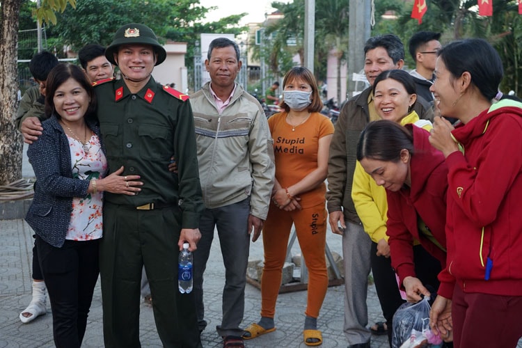 Người thân động viên tân binh lên đường nhập ngũ  