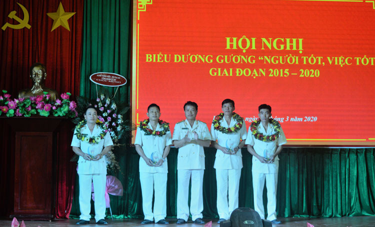 Trung tá Bùi Ngọc Dũng - Giám thị Trại giam Đại Bình trao bằng khen của Cục C10, Bộ Công an cho các tập thể và cá nhân đã có thành tích xuất sắc trong Phong trào thi đua “Vì an ninh Tổ quốc” giai đoạn 2015 - 2020