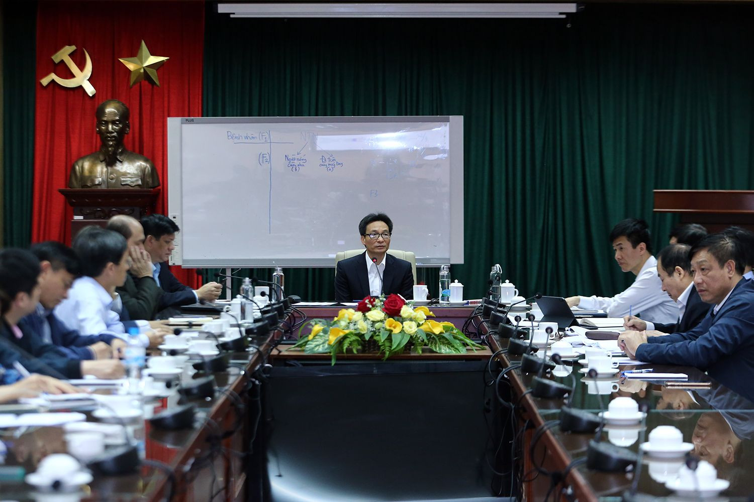 Phó Thủ tướng Vũ Đức Đam, Trưởng Ban Chỉ đạo Quốc gia phòng chống bệnh viêm đường hô hấp cấp do chủng mới của virus corona chủ trì cuộc họp với các chuyên gia y tế về diễn biến mới của dịch bệnh Covid-19