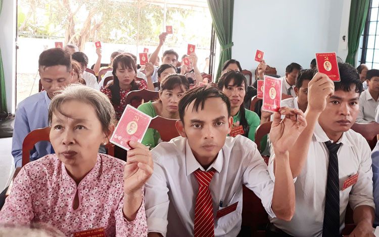 Đại biểu biểu quyết tại Đại hội
