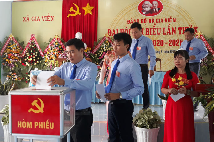 Các đại biểu bỏ phiếu bầu bầu Ban chấp hành Đảng bộ xã khoá X