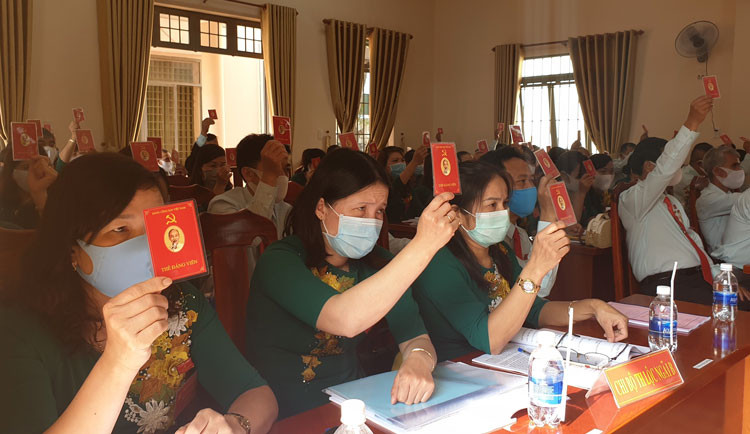 Các đại biểu biểu quyết thông qua chương trình Đại hội