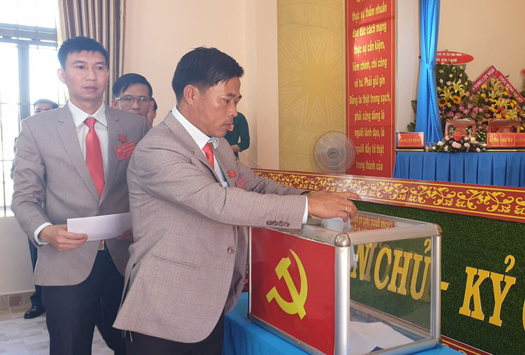 Các đại biểu bỏ phiếu bầu Ban Chấp hành Đảng bộ xã Lộc Ngãi nhiệm kỳ 2020 - 2025