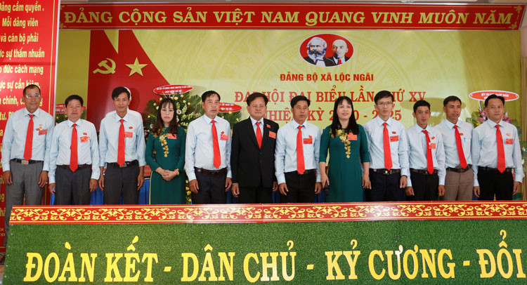Đoàn đại biểu đi dự Đại hội cấp trên ra mắt