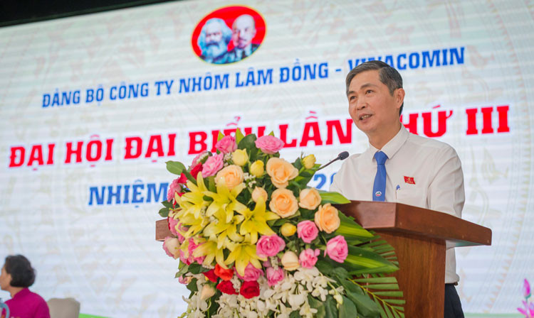 Đồng chí Vũ Minh Thành - Bí thư Đảng ủy, Giám đốc Công ty Nhôm Lâm báo cáo kiểm điểm Ban Chấp hành Đảng bộ Công ty khóa II