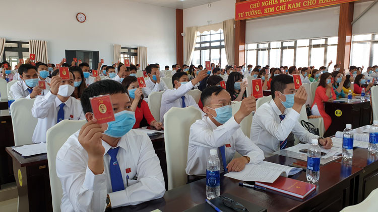 Các đại biểu biểu quyết thông qua chương trình Đại hội 