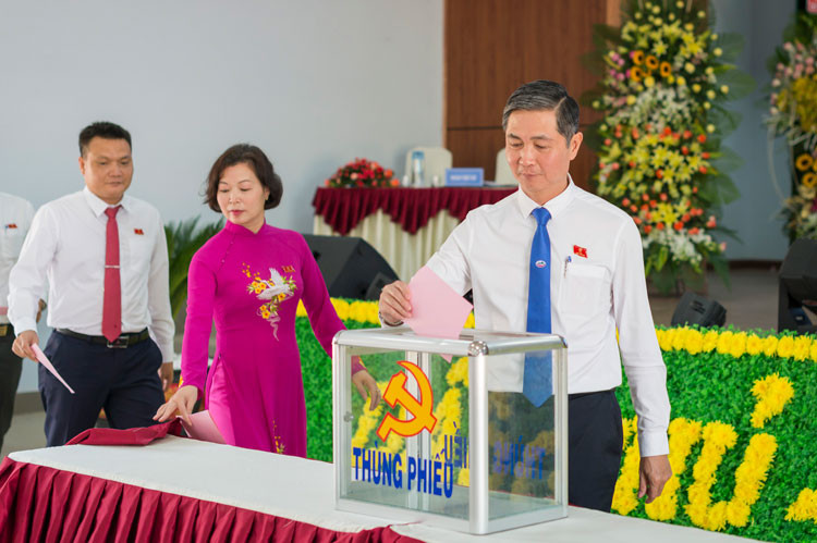 Các đại biểu tiến hành bỏ phiếu bầu Ban Chấp hành Đảng ủy khóa III 