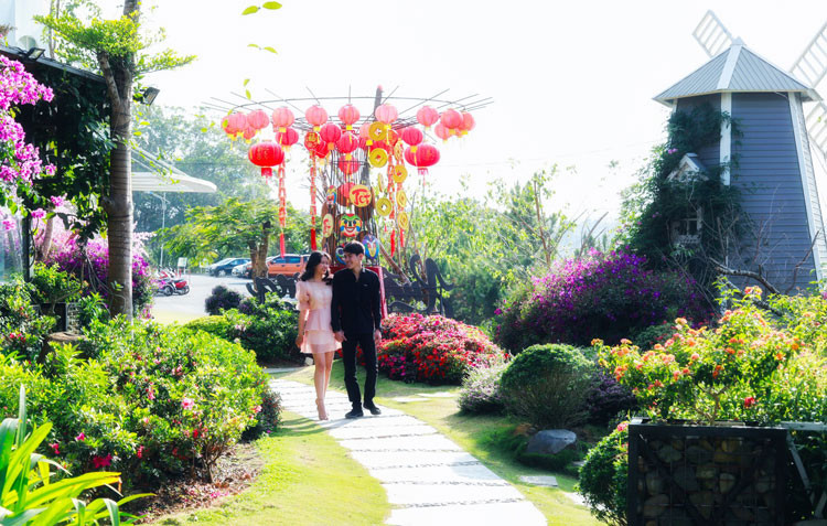 Từ 00 giờ ngày 28/3/2020, UBND tỉnh yêu cầu tạm đình chỉ hoạt động những cơ sở kinh doanh các dịch vụ trên địa bản gồm: Vũ trường, quán bar, karaoke, massage, trò chơi điện tử, rạp chiếu phim, ca nhạc phòng trà; khu điểm du lịch, di tích lịch sử văn hóa, danh lam thắng cảnh; sân bóng đá mini, hồ bơi, phòng tập gym, phòng tập yoga, câu lạc bộ bi-da; chợ đêm; cơ sở thẩm mỹ, làm đẹp; nhà hàng, quán ăn, uống (trên 20 người tại một thời điểm phục vụ).