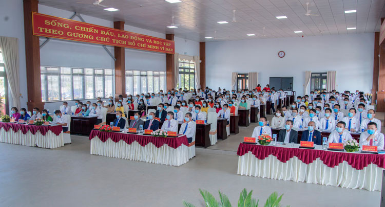Đại biểu tham dự Đại hội lần thứ III Đảng bộ Công ty Nhôm Lâm Đồng – Vinacomin tuân thủ việc đep khẩu trang trong suốt thời gian diễn ra đại hội