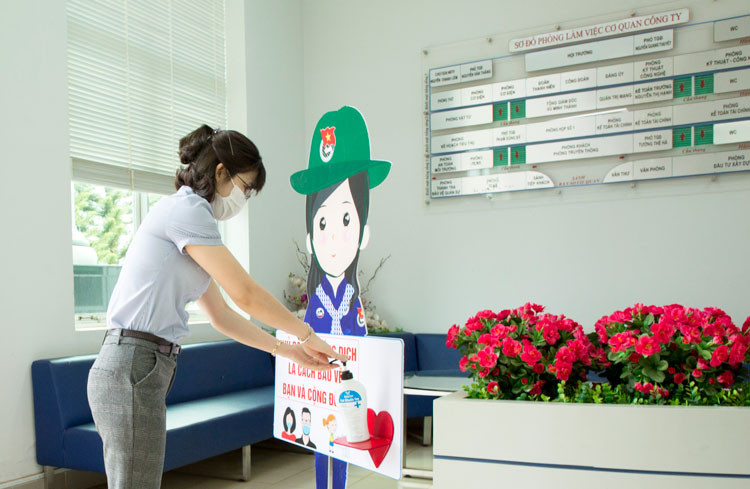 Rất nhiều vị trí trong Công ty Nhôm Lâm Đồng – TKV được bố trí dung dịch rửa tay sát khuẩn để cán bộ, công nhân viên sử dụng mọi lúc, mọi nơi