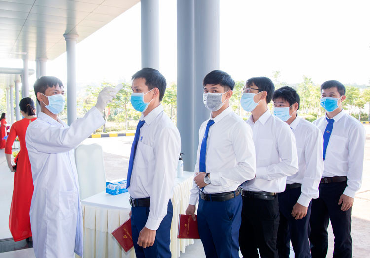Đo thân nhiệt cho các đại biểu trước khi vào dự Đại hội đại biểu lần thứ III Đảng bộ Công ty Nhôm Lâm Đồng – Vinacomin