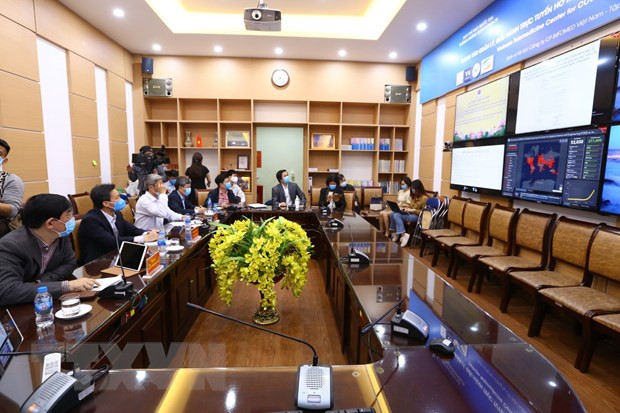 Phó Thủ tướng Vũ Đức Đam làm việc trực tuyến với các bệnh viện đang điều trị bệnh nhân nhiễm COVID-19 trên cả nước. 