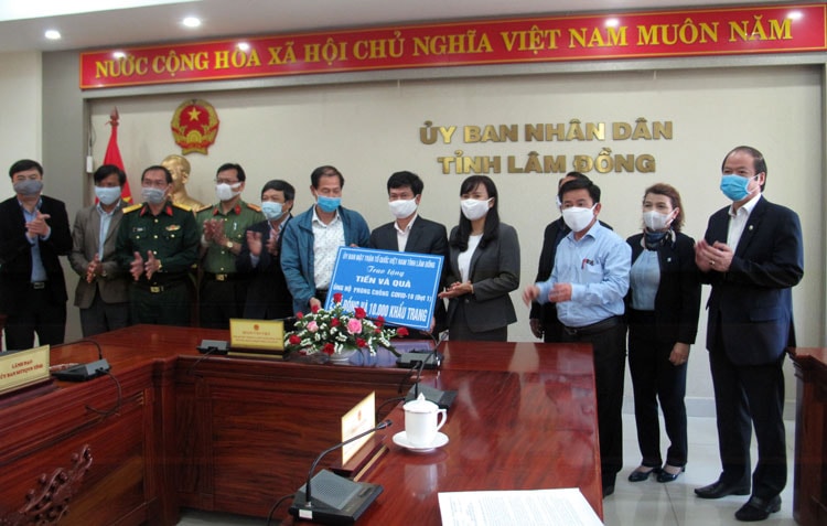 Ủy ban MTTQ Việt Nam tỉnh Lâm Đồng trao số tiền 2 tỷ đồng (đợt 1) Quỹ phòng chống dịch Covid-19 cho Ban Chỉ đạo phòng chống dịch Covid-19 tỉnh Lâm Đồng