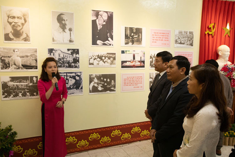 Nghe thuyết trình về về thân thế, sự nghiệp của Chủ tịch Hồ Chí Minh