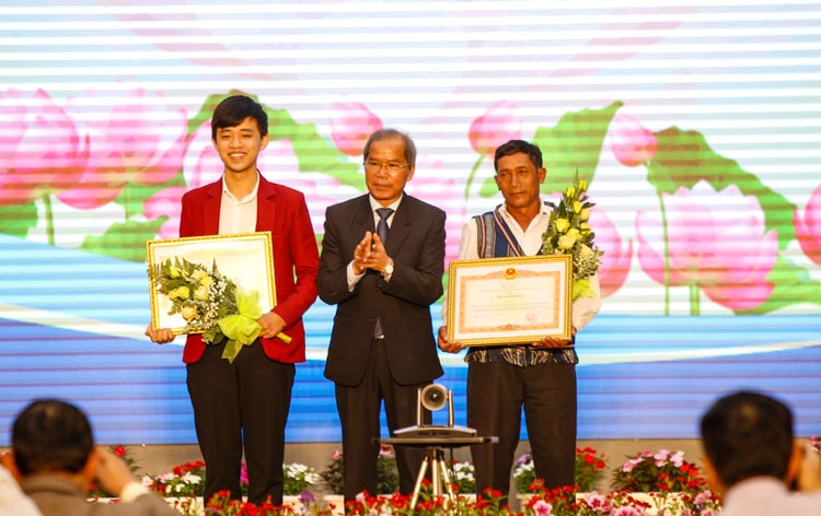 Đồng chí Nguyễn Xuân Tiến - Uỷ viên Ban Chấp hành Trung ương Đảng, Bí thư Tỉnh uỷ Lâm Đồng trao Bằng khen của Thủ tướng Chính phủ cho 2 cá nhân có thành tích xuất sắc trong học tập và làm theo tư tưởng, đạo đức, phong cách Hồ Chí Minh