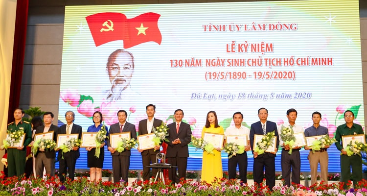 Đồng chí Trần Đức Quận - Phó Bí thư Thường trực Tỉnh uỷ Lâm Đồng trao Bằng khen cho các tập thể có thành tích xuất sắc trong học tập và làm theo tư tưởng, đạo đức, phong cách Hồ Chí Minh