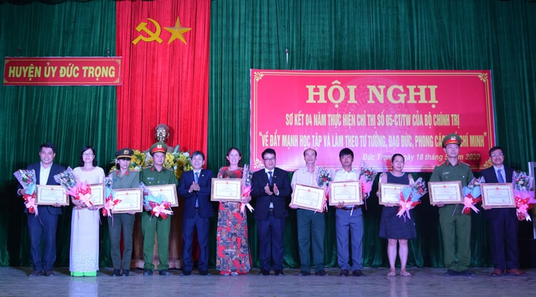 Các tập thể xuất sắc trong việc thực hiện Chỉ thị 05-CT/TW của Bộ Chính trị nhận giấy khen xủa Huyện ủy Đức Trọng